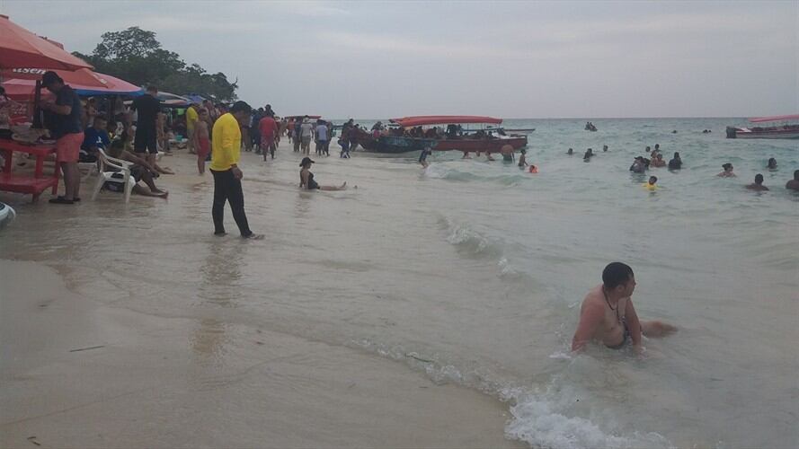 En Playa Blanca urge el control de las embarcaciones que salen desde la playa en medio de los bañistas. Foto: Antonio Canchila