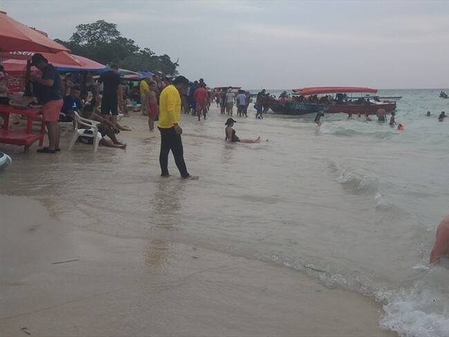 En Playa Blanca urge el control de las embarcaciones que salen desde la playa en medio de los bañistas. Foto: Antonio Canchila
