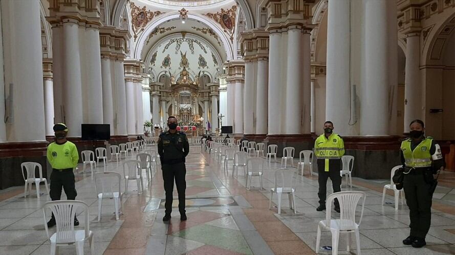 Con todos los protocolos de bioseguridad y el distanciamiento se dio la primera eucaristía.. Foto: La W