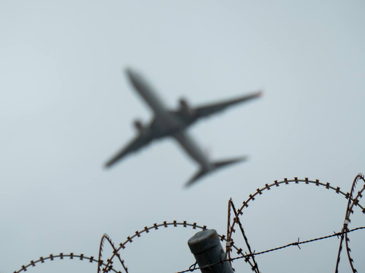 Más de 60 inmigrantes regresaron a sus países en el primer vuelo de autodeportados de Donald Trump