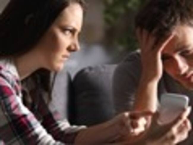 ¿Usted permitiría que su pareja revisara su celular a cambio de que ella hiciera lo mismo?