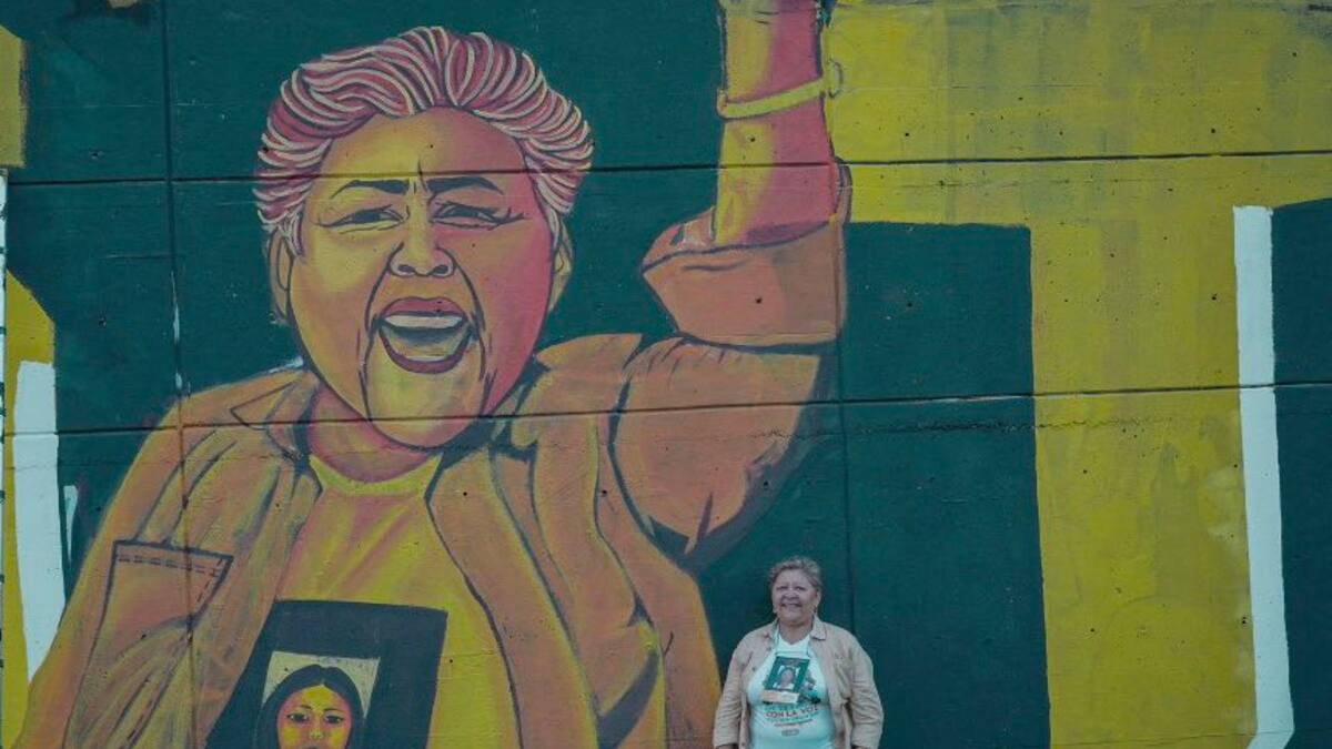 Colectivos artísticos de Medellín desafiaron a la Alcaldía y repintaron el mural de “las cuchas”