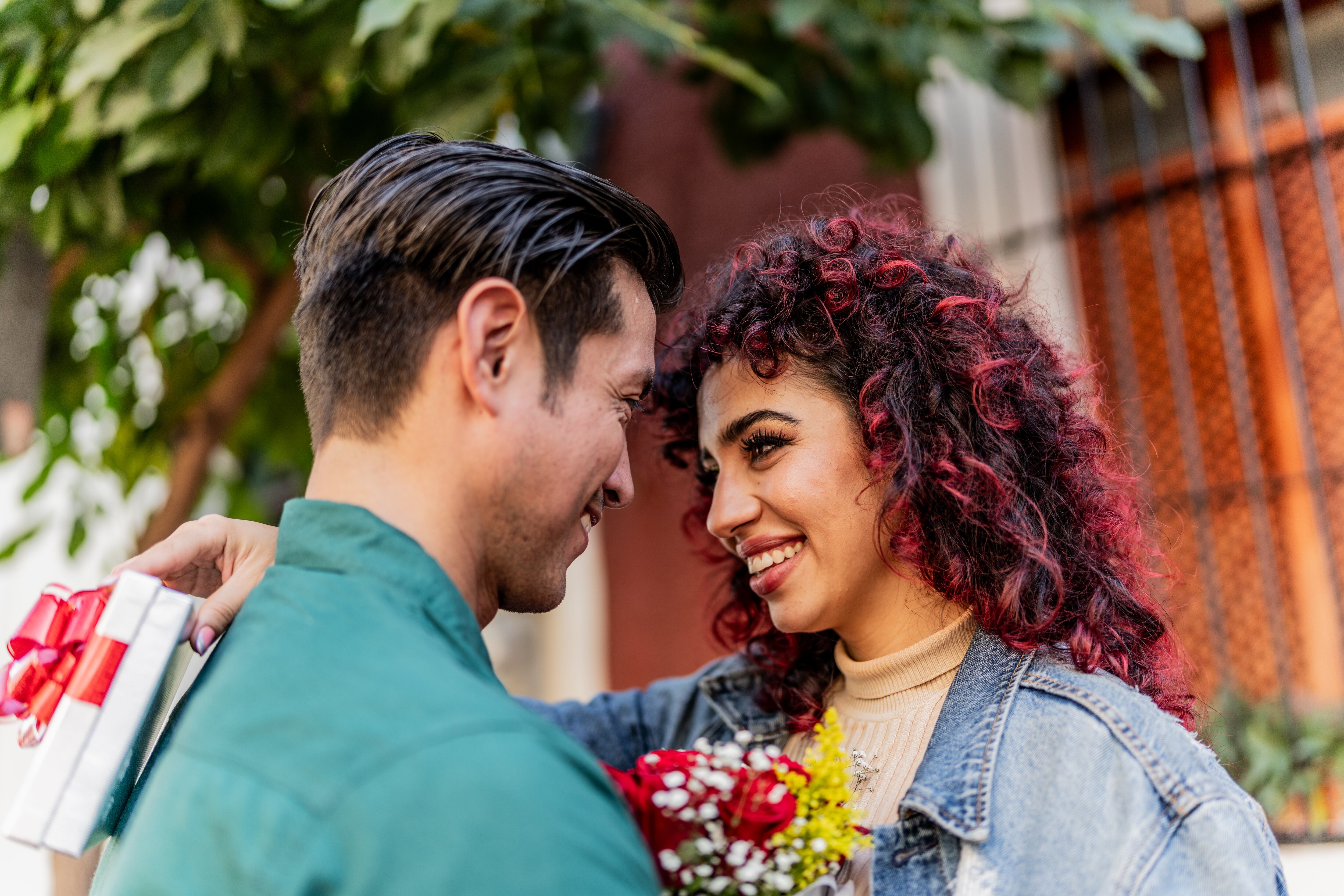 Pareja celebrando el día de San Valentín o día de los Enamorados (Foto vía GettyImages)