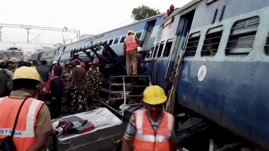Siete vagones del Hirakand Express se salieron de las vías en torno a la medianoche del sábado y algunos cayeron sobre un convoy de mercancías que estaba en una vía paralela. Foto: Associated Press - AP