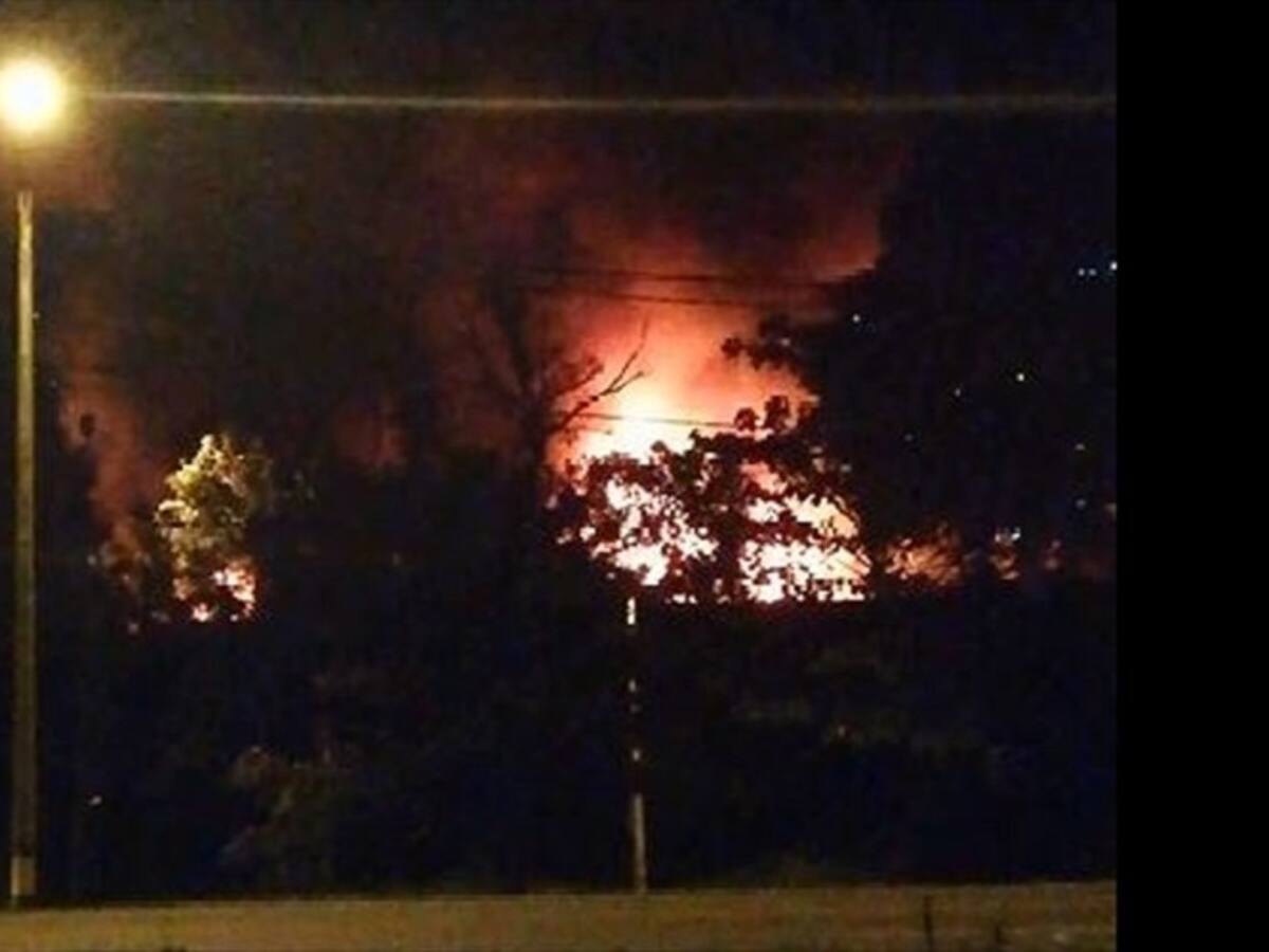 Incendio consume parque industrial en Girardota, norte del Valle de Aburrá
