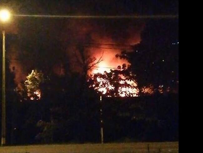 Incendio consume parque industrial en Girardota, norte del Valle de Aburrá. Foto: