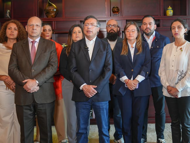 Fotografía cedida por la Presidencia de Colombia que muestra al presidente colombiano Gustavo Petro (c) durante una alocución desde China. EFE/ Presidencia de Colombia