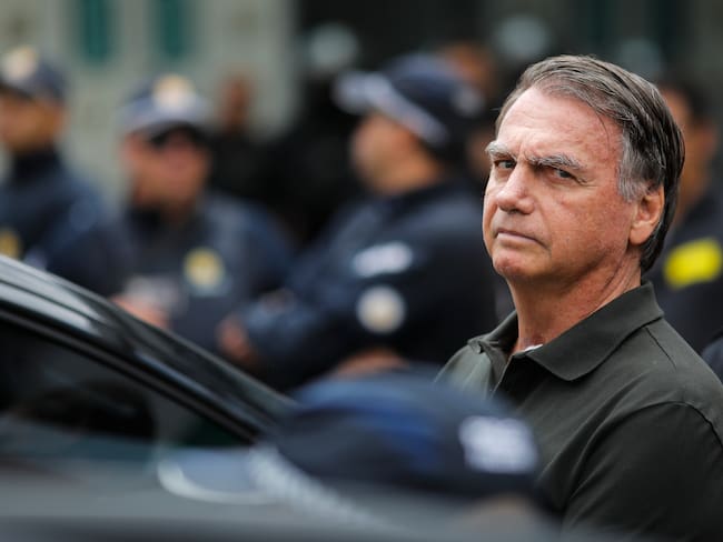 (FILES) Former Brazilian President (2019-2022) Jair Bolsonaro leaves the DF Star hospital in Brasilia on September 14, 2025, after undergoing a series of medical examinations, as he remains under house arrest. Brazil's public prosecutor's office approved on December 23, 2025 a request from lawyers representing former Brazilian President Jair Bolsonaro to release him from prison so he can undergo surgery for an inguinal hernia on December 25, according to a document accessed by AFP. (Photo by Sergio Lima / AFP)