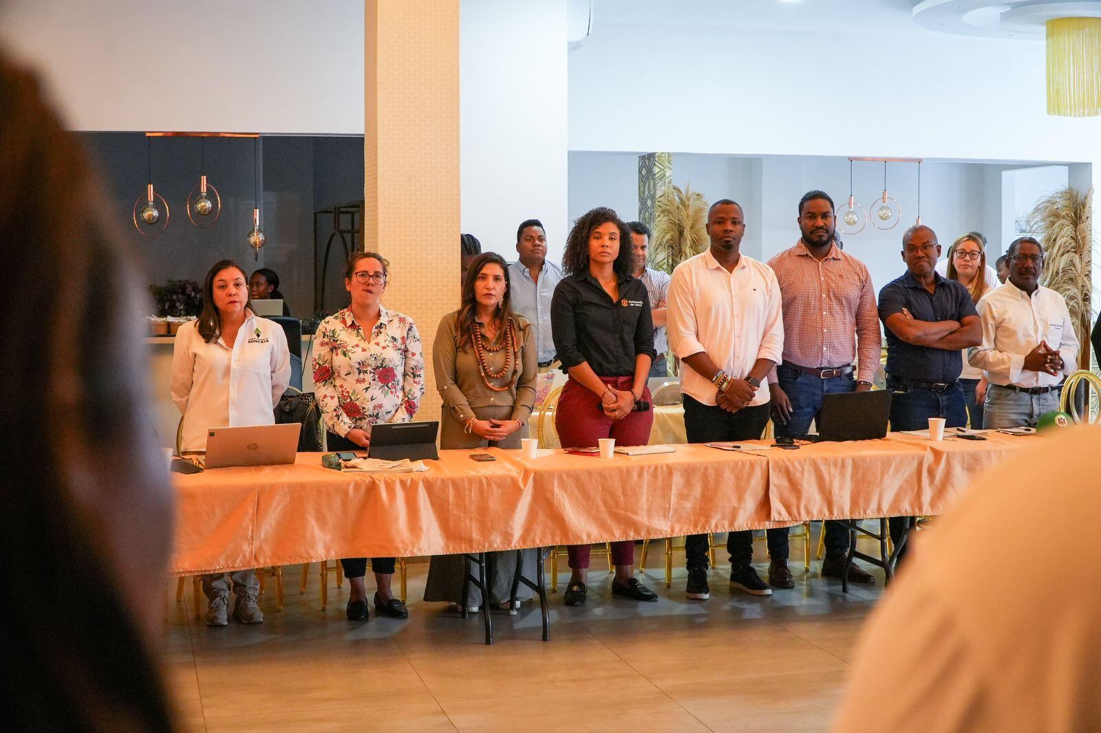 La gobernadora de Chocó, Nubia Córdoba, preside una sesión de la Mesa Minera, con la que se acordó el fin del paro minero en el departamento. (Cortesía - Gobernación de Chocó)