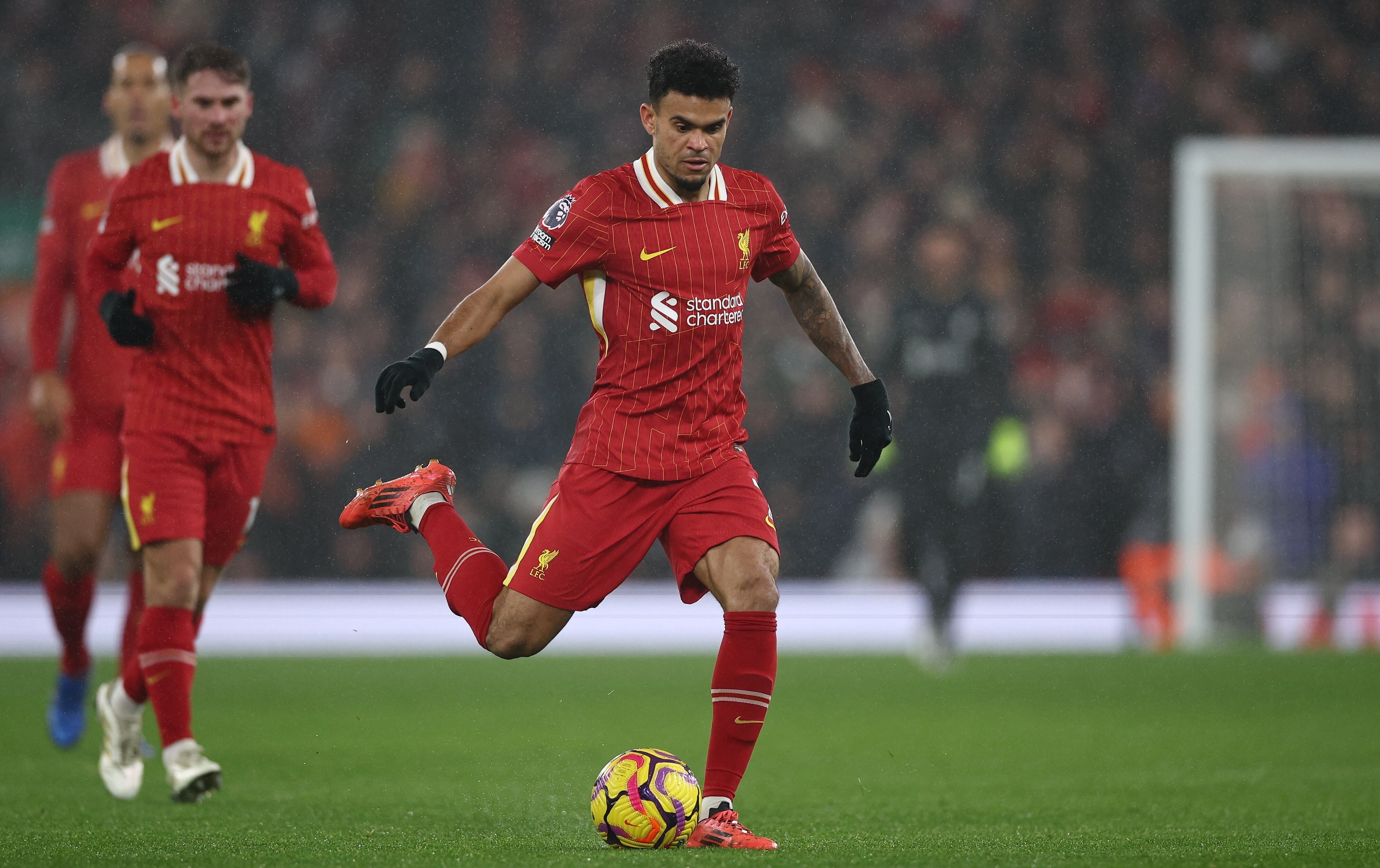 Liverpool (United Kingdom), 05/01/2025.- Liverpool's Luis Diaz (C) in action during the English Premier League match between Liverpool FC and Manchester United, in Liverpool, Britain, 05 January 2025. (Reino Unido) EFE/EPA/ADAM VAUGHAN EDITORIAL USE ONLY. No use with unauthorized audio, video, data, fixture lists, club/league logos, 'live' services or NFTs. Online in-match use limited to 120 images, no video emulation. No use in betting, games or single club/league/player publications.