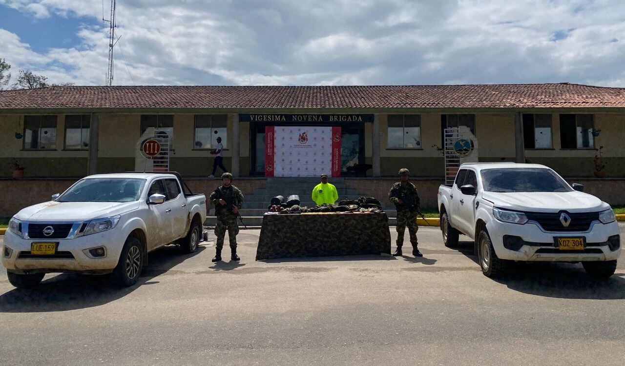 Los delincuentes huyeron, abandonando dos camionetas y material de intendencia. Crédito: Ejército Nacional.