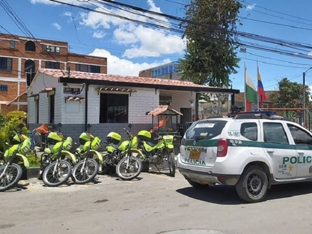 Destituyen e inhabilitan a policías involucrados en incendio de CAI de Soacha