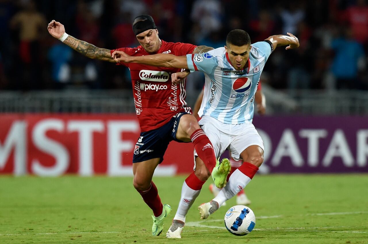 Adrian Arregui y Cristian Sierra disputando un balón en el partido entre Independiente Medellín y América de Cali por Copa Sudamericana. Foto: Getty