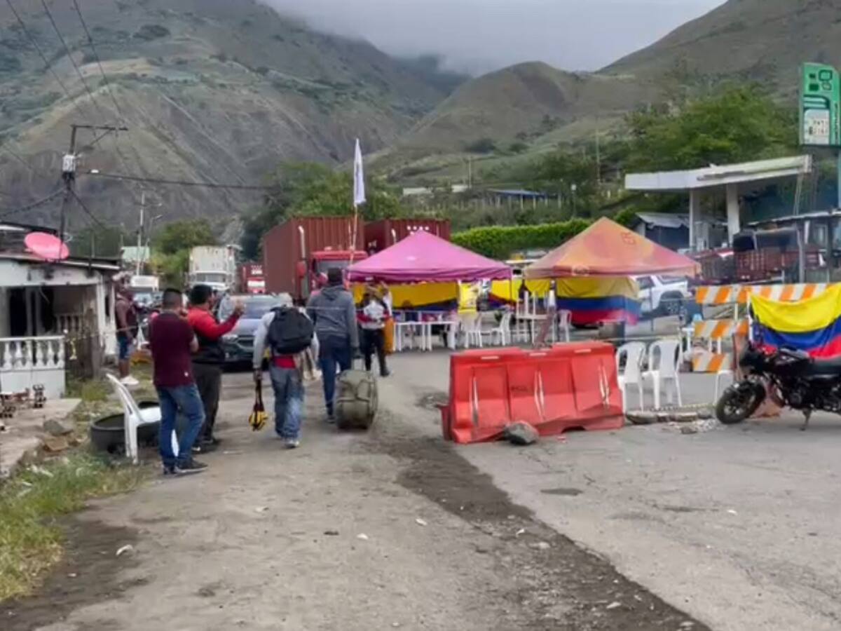 Levantan el bloqueo en la vía Dagua - Buenaventura tras diálogo con el Gobierno