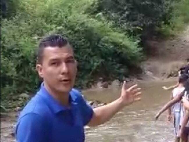 Niños cruzan por una quebrada para ir a estudiar. Foto: