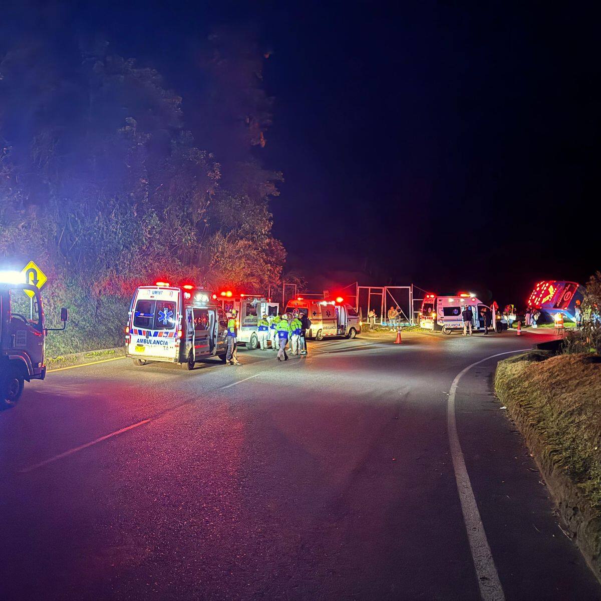 Accidente de bus en vía Ibagué-Armenia deja seis heridos y cierres en el Alto de la línea