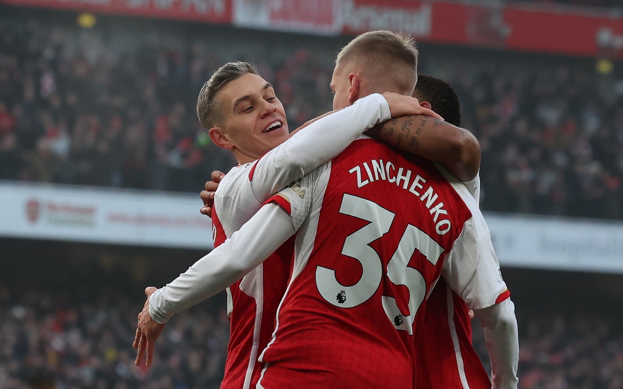 London (United Kingdom), 02/12/2023.- Arsenal's Leandro Trossard (L) and Arsenal's Oleksandr Zinchenko (C) celebrate after Arsenal's Martin Odegaard (not pictured) scored for the 2-0 against Wolverhampton during the English Premier League soccer match between Arsenal FC and Wolverhampton Wolves, in London, Britain, 02 December 2023. (Reino Unido, Londres) EFE/EPA/ANDY RAIN EDITORIAL USE ONLY. No use with unauthorized audio, video, data, fixture lists, club/league logos, 'live' services or NFTs. Online in-match use limited to 120 images, no video emulation. No use in betting, games or single club/league/player publications.