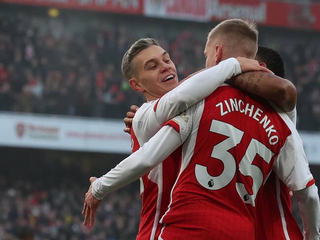 London (United Kingdom), 02/12/2023.- Arsenal's Leandro Trossard (L) and Arsenal's Oleksandr Zinchenko (C) celebrate after Arsenal's Martin Odegaard (not pictured) scored for the 2-0 against Wolverhampton during the English Premier League soccer match between Arsenal FC and Wolverhampton Wolves, in London, Britain, 02 December 2023. (Reino Unido, Londres) EFE/EPA/ANDY RAIN EDITORIAL USE ONLY. No use with unauthorized audio, video, data, fixture lists, club/league logos, 'live' services or NFTs. Online in-match use limited to 120 images, no video emulation. No use in betting, games or single club/league/player publications.