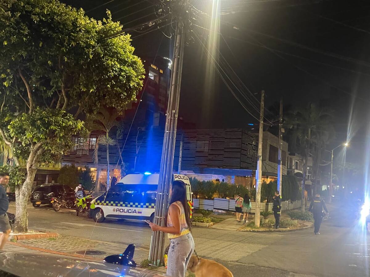 Atacan a escolta por robarlo afuera de un restaurante en Bucaramanga