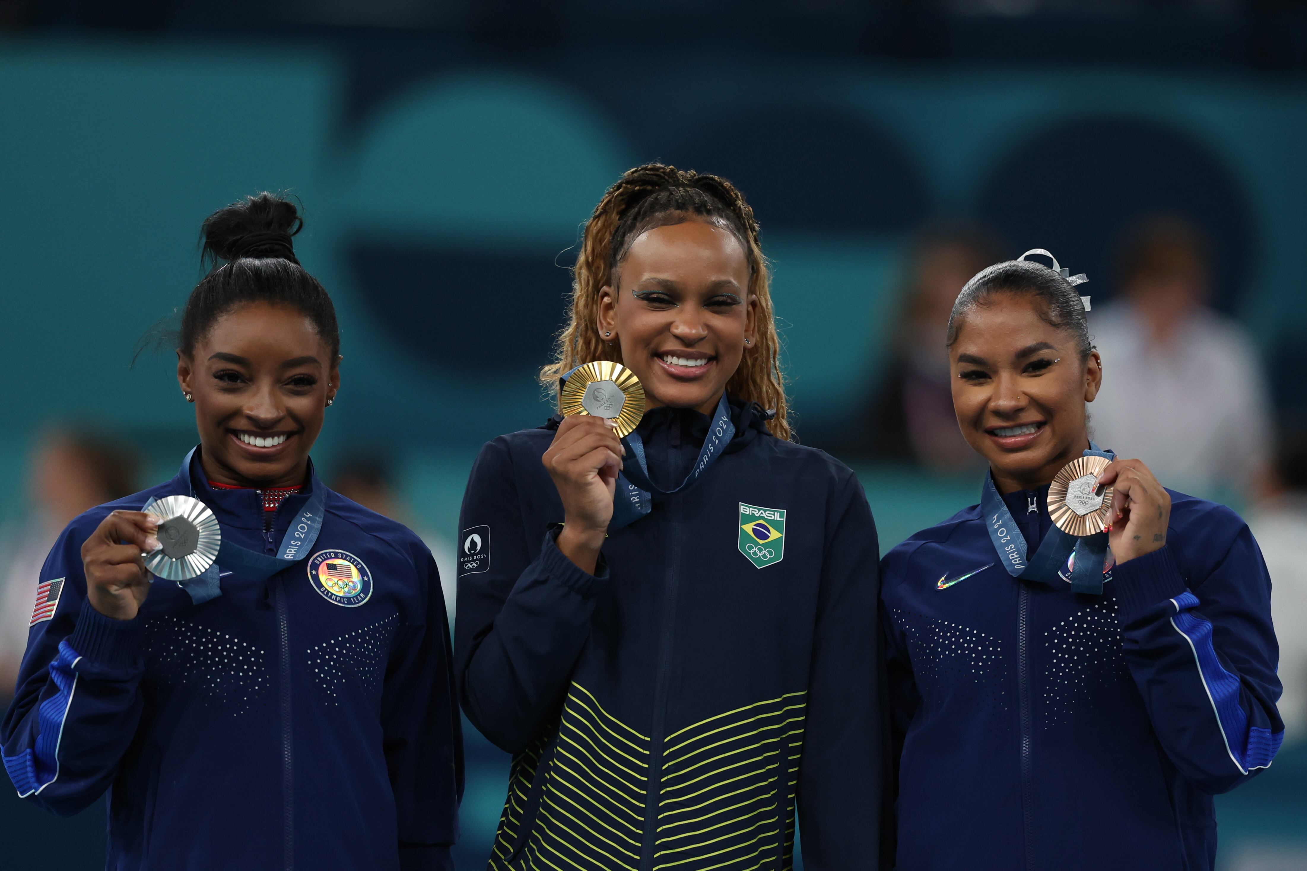 La gimnasta brasileña Rebeca Andrade, oro; y las estadounidenses Simone Biles, plata, y Jordan Chiles, bronce. Foto: EFE/ Miguel Gutiérrez