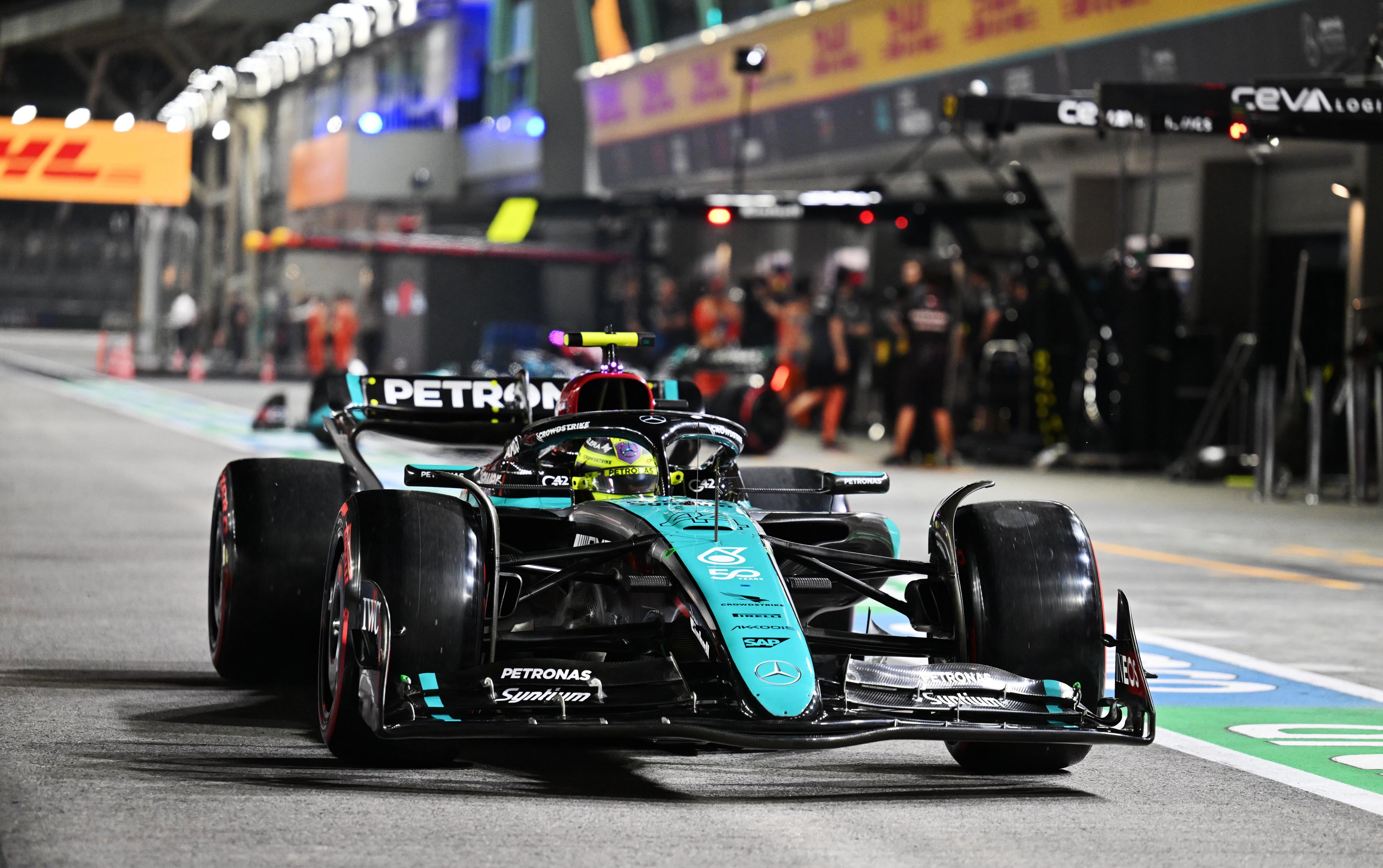 Singapore (Singapore), 21/09/2024.- British driver Lewis Hamilton of Mercedes-AMG Petronas drives on the pit lane during the qualifying for the Singapore Formula One Grand Prix at the Marina Bay Street Circuit, Singapore, 21 September 2024. The Singapore Formula One Grand Prix takes place on 22 September 2024. (Fórmula Uno, Singapur, Singapur) EFE/EPA/MOHD RASFAN / POOL