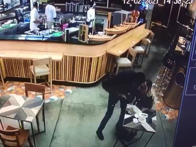 Con arma y a plena luz del día se roban un reloj Rolex en restaurante de la 93 en Bogotá