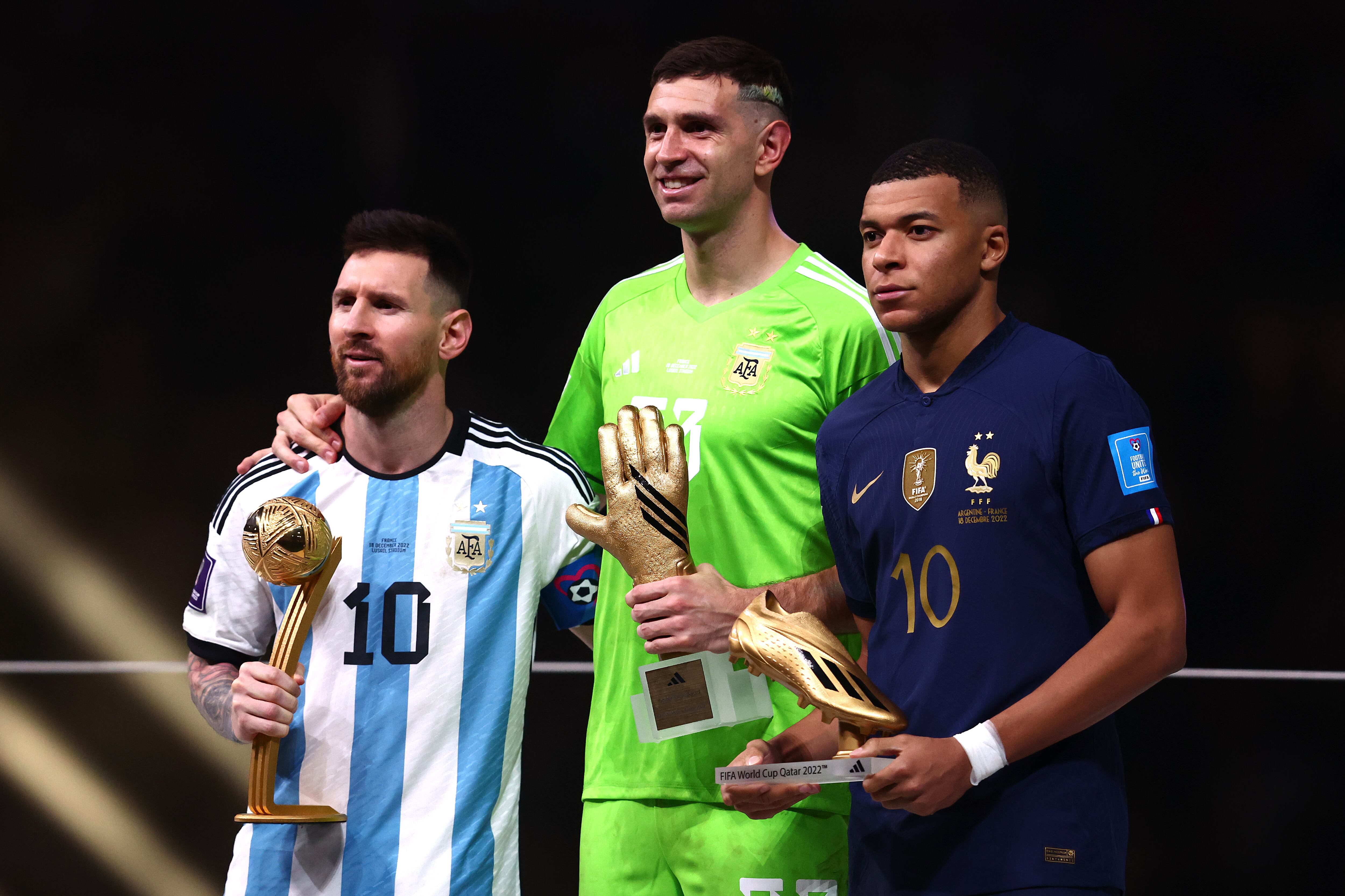 Lionel Messi junto a Emiliano Martínez y Kylian Mbappé durante la ceremonia premiación en Qatar 2022. (Photo by Chris Brunskill/Fantasista/Getty Images)