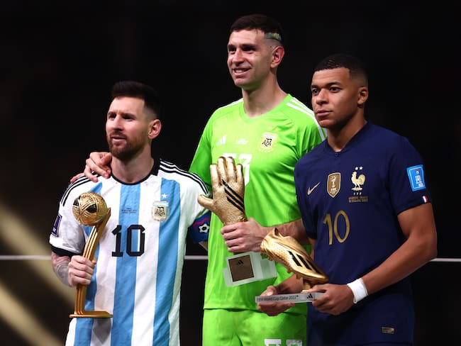 Lionel Messi junto a Emiliano Martínez y Kylian Mbappé durante la ceremonia premiación en Qatar 2022. (Photo by Chris Brunskill/Fantasista/Getty Images)