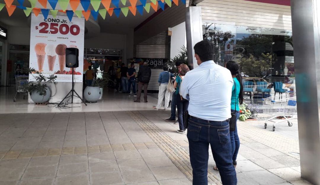 Los ingresos a los centros comerciales en Armenia registraron filas durante el día sin IVA, en este caso, CC Calima