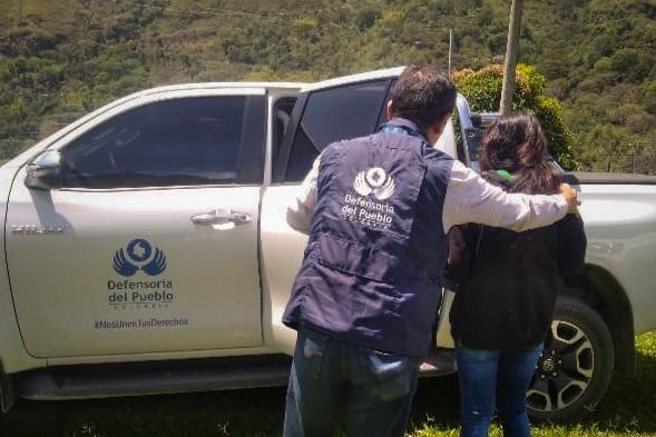 La menor fue entregada a una comisión humanitaria en las montañas del Cauca. Crédito: Defensoría del Pueblo.