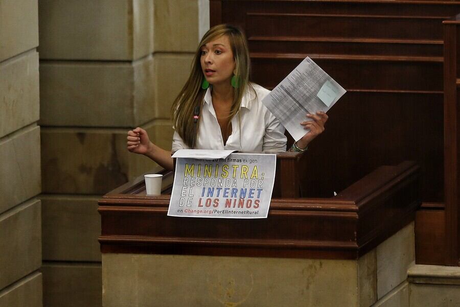 CNE ordena desmontar vallas de Katherine Miranda por su mensaje “que no nos abudineen el país”. Foto: Colprensa