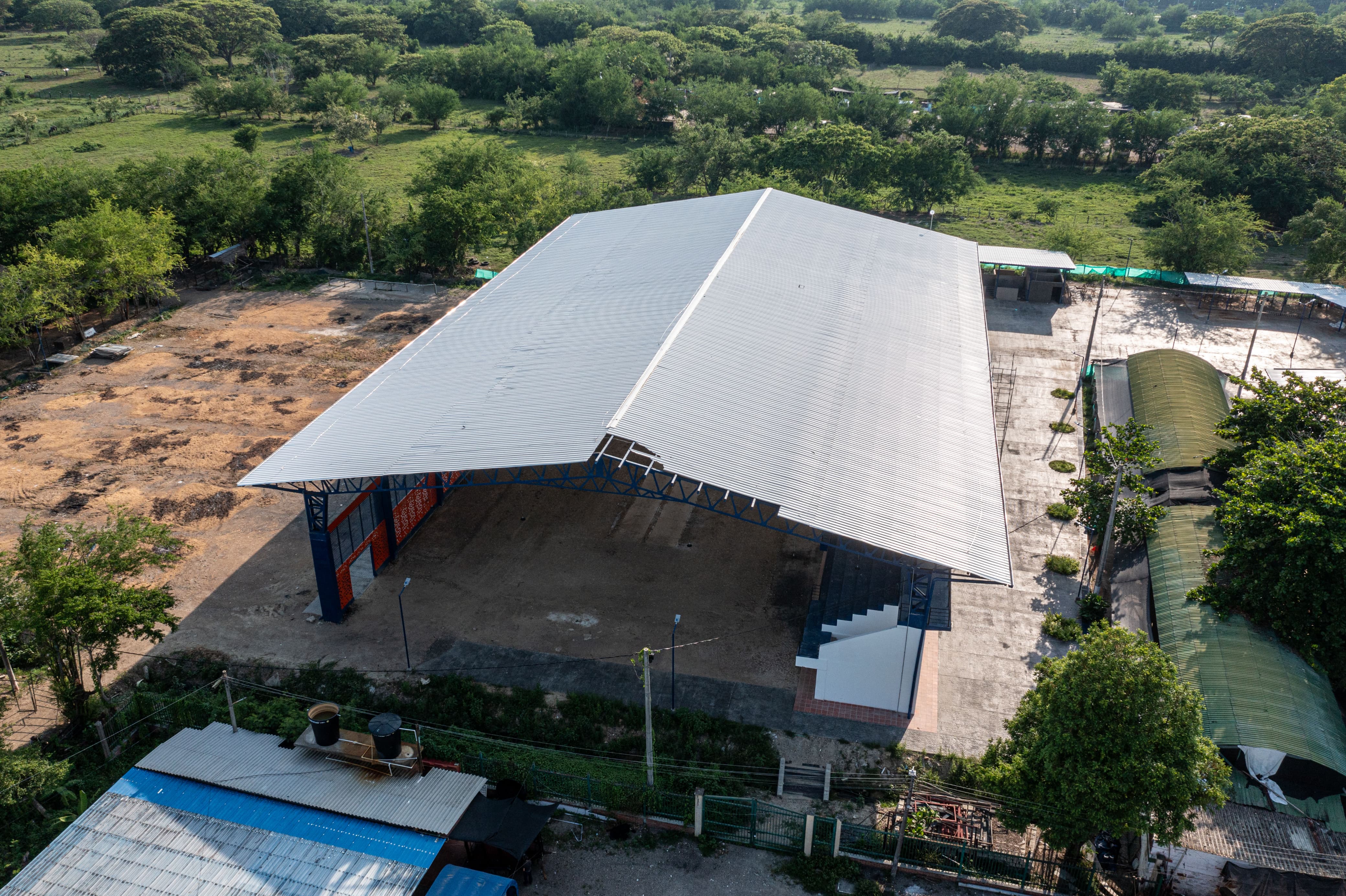 Durante la inauguración de la Plaza de Ferias en Puerto Boyacá, se presentó un aguacero que levantó una parte del techo del escenario / Foto: Suministrada.