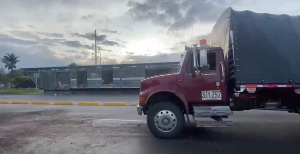 Camión de papas accidentado en Bogotá. Foto: Captura de video