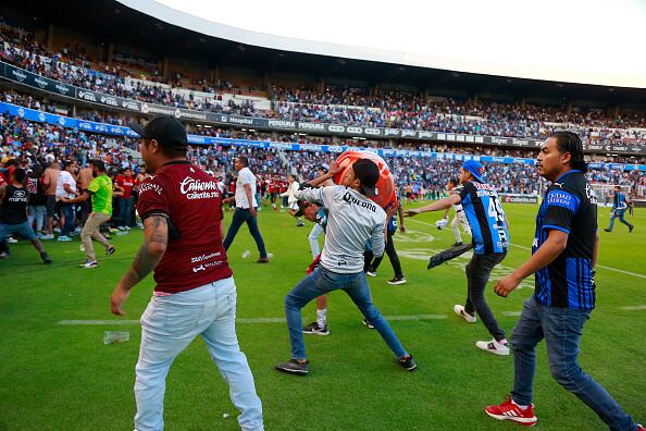 Fiscalía y gobernador de Querétaro confirmaron que no hay muertos tras riña entre hinchas de Querétaro y Atlas. Foto: Getty
