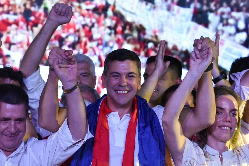 Santiago Peña (centro) fue elegido como nuevo presidente de Paraguay. Foto: Getty Images.