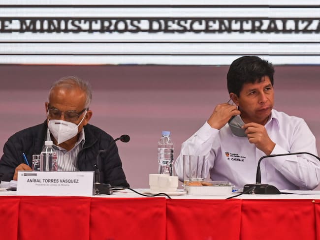Aníbal Torres y el presidente de Perú Pedro Castillo: (Photo by Artur Widak/NurPhoto via Getty Images)