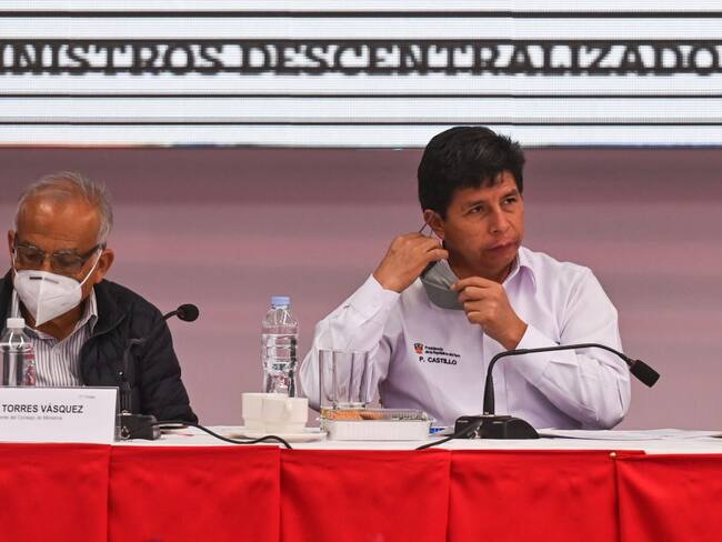 Aníbal Torres y el presidente de Perú Pedro Castillo: (Photo by Artur Widak/NurPhoto via Getty Images)