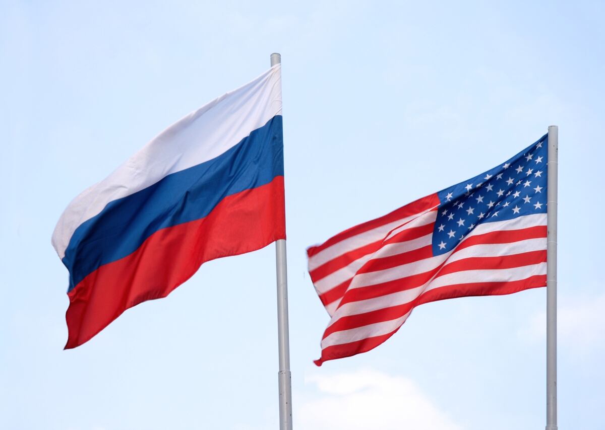 Banderas de Rusia y Estados Unidos | Foto: GettyImages
