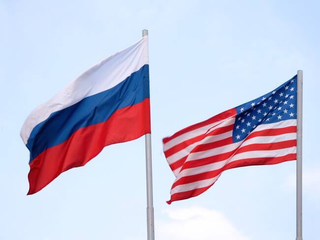 Banderas de Rusia y Estados Unidos. FOTO: GettyImages