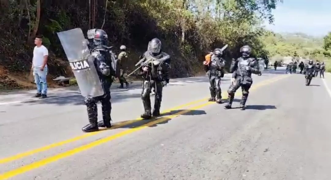 La Fuerza Pública intervino en el bloqueo de comunidades en la vía Panamericana en el Cauca. Crédito: Red de Apoyo Cauca.