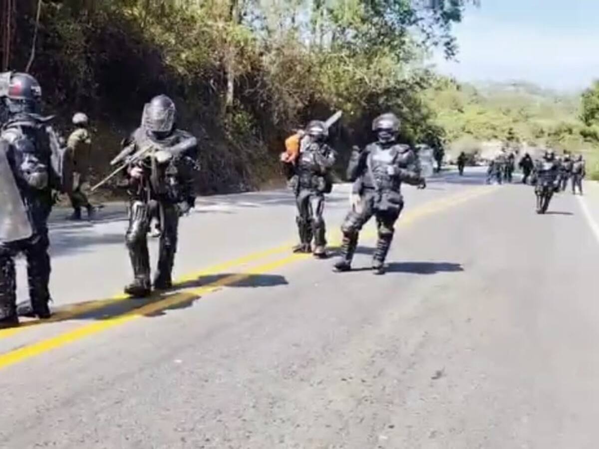 Un muerto y tres uniformados heridos tras explosión en el bloqueo de la vía Panamericana