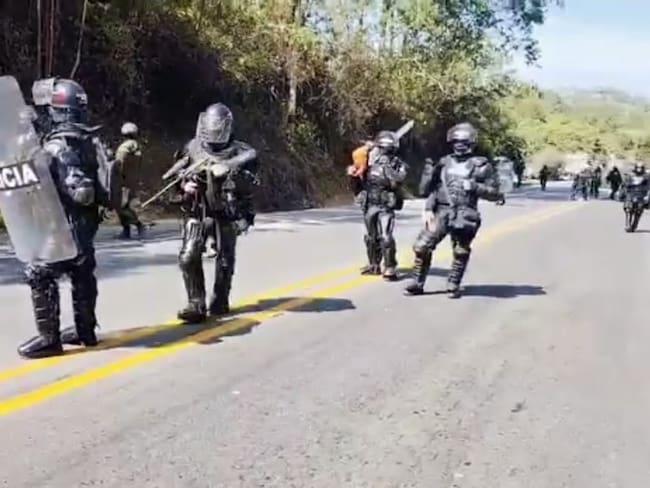 La Fuerza Pública intervino en el bloqueo de comunidades en la vía Panamericana en el Cauca. Crédito: Red de Apoyo Cauca.