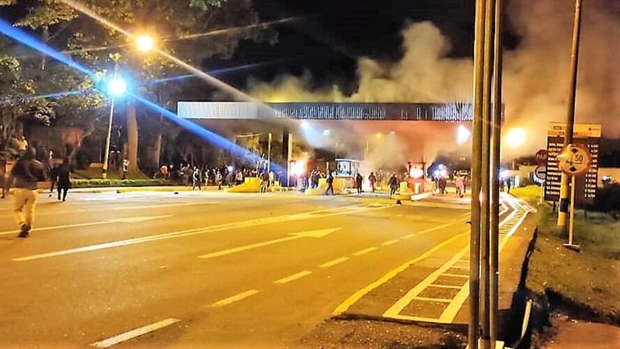 En el peaje de Tunía hacen presencia uniformados de la Policía pero no pudieron evitar la acción . Foto: Cortesía