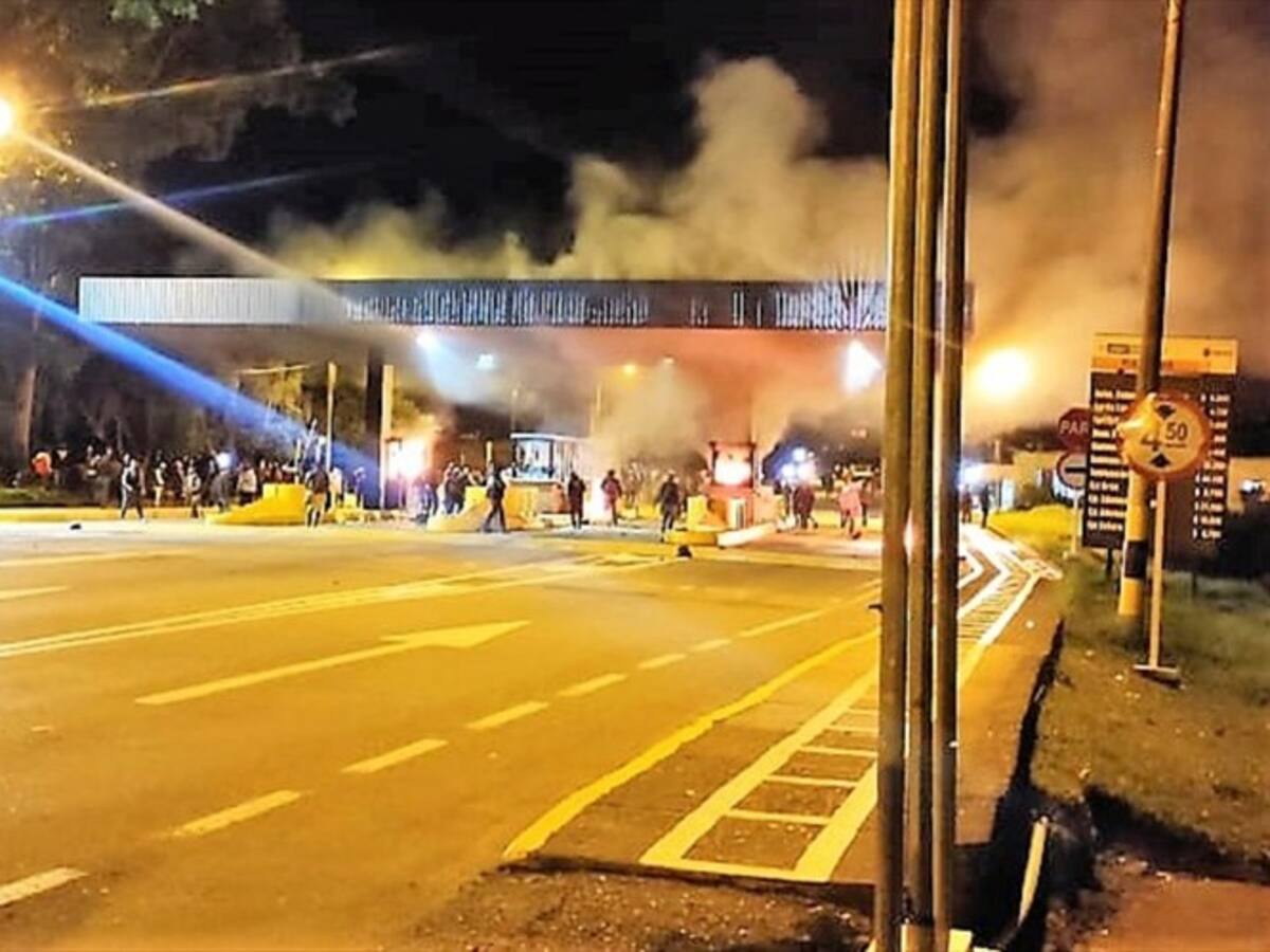 Manifestantes incineraron el peaje de Tunía, Cauca