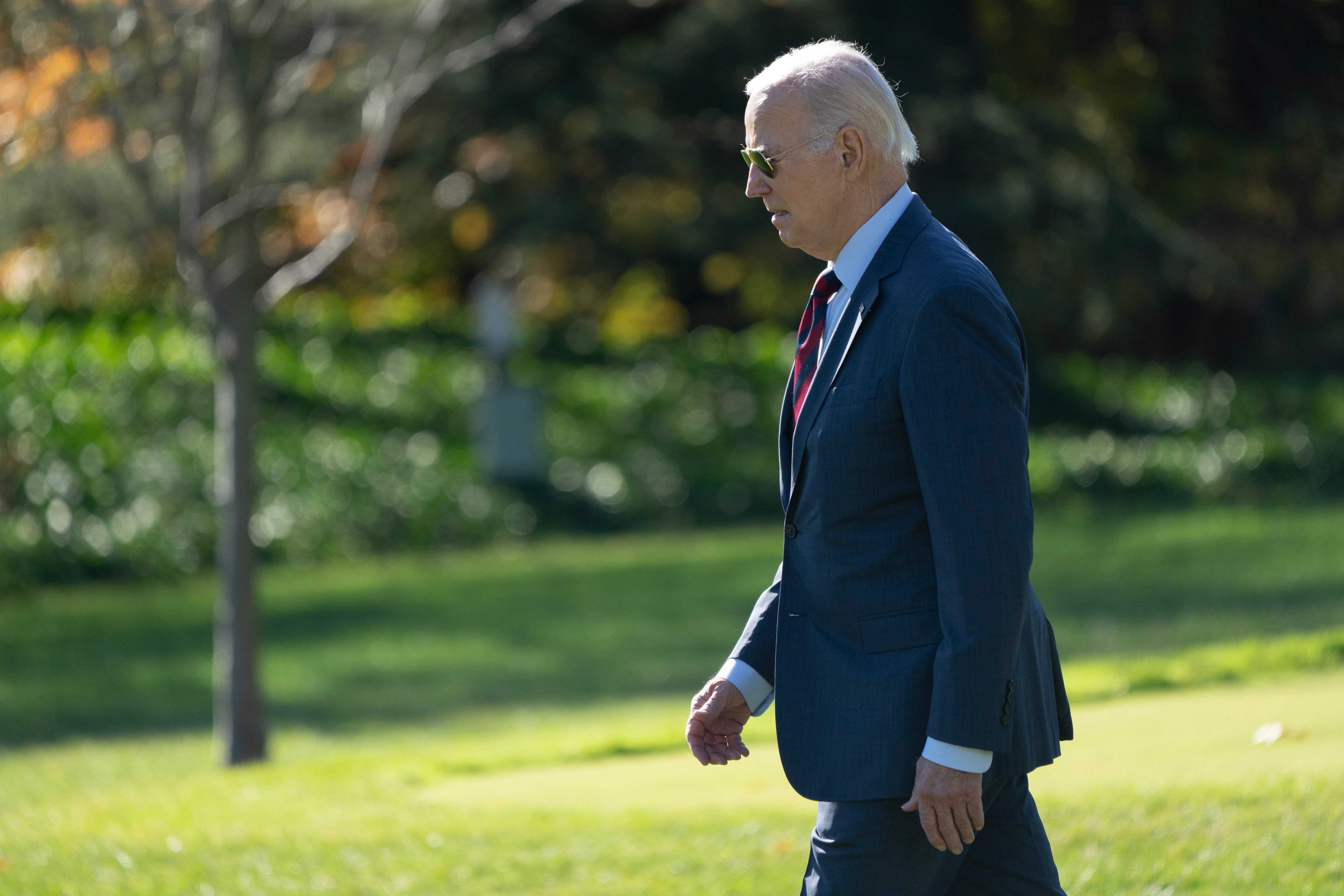 Washington (United States), 14/11/2023.- US President Joe Biden departs from the White House in Washington, DC, USA, 14 November 2023, to attend the Asia-Pacific Economic Cooperation (APEC) summit in San Francisco. Biden in a press conference earlier the same day made remarks on his administration's actions to address the climate crisis. EFE/EPA/Chris Kleponis / CNP / POOL