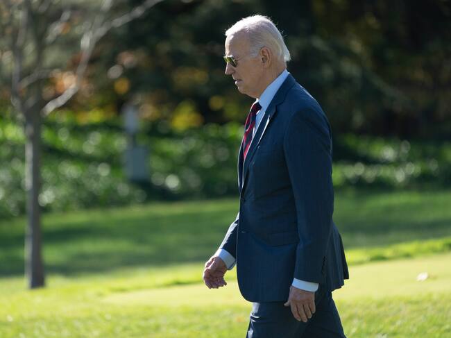 Washington (United States), 14/11/2023.- US President Joe Biden departs from the White House in Washington, DC, USA, 14 November 2023, to attend the Asia-Pacific Economic Cooperation (APEC) summit in San Francisco. Biden in a press conference earlier the same day made remarks on his administration's actions to address the climate crisis. EFE/EPA/Chris Kleponis / CNP / POOL