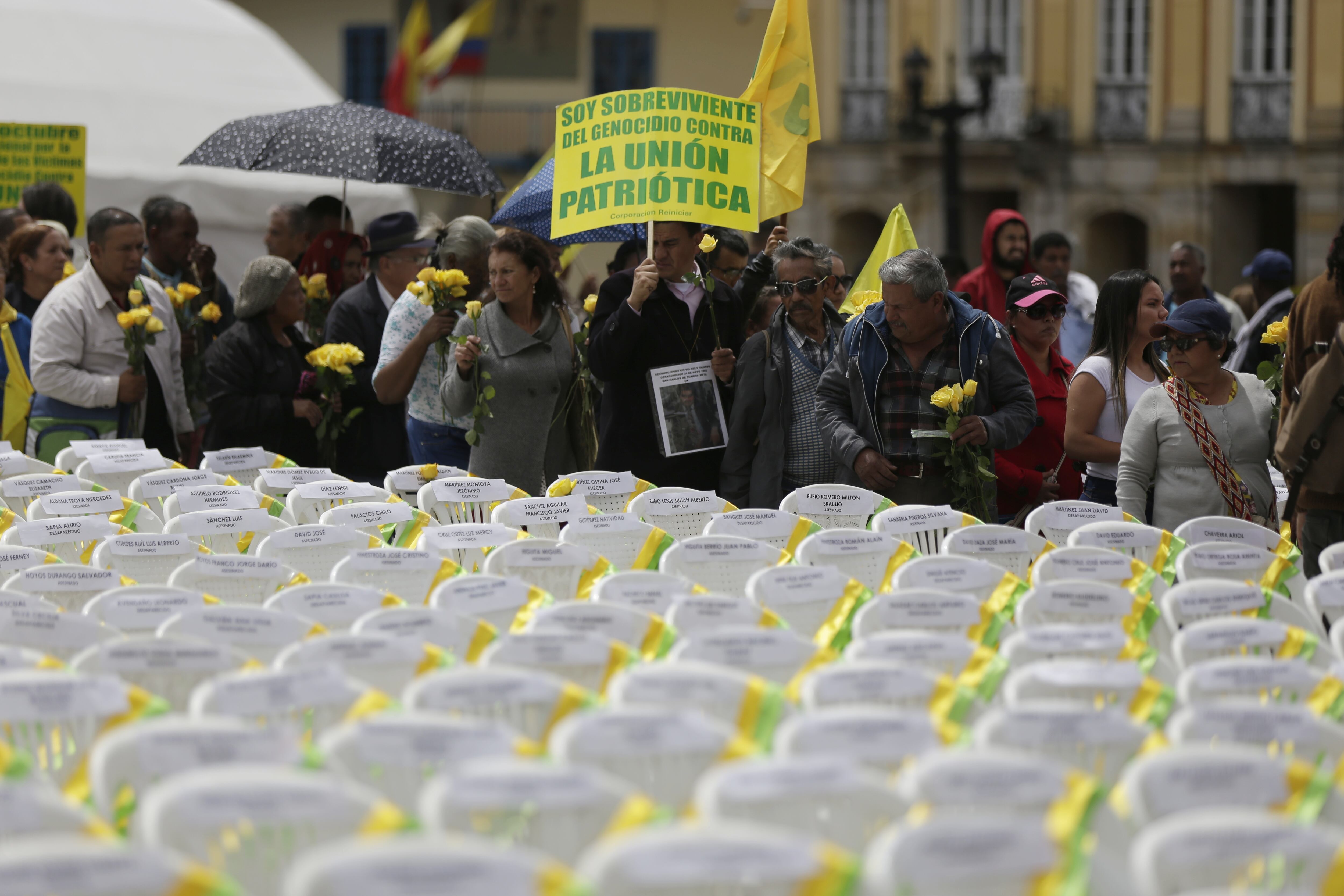 Bogotá, 29 de octubre de 2018. Conmemoración de las víctimas de la Unión Patriótica que se realizó en la Plaza de Bolívar, en la cual las familias y compañeros de la UP hicieron participación dejando una flor en las sillas vacías de las víctimas. (Colprensa - Sergio Acero)