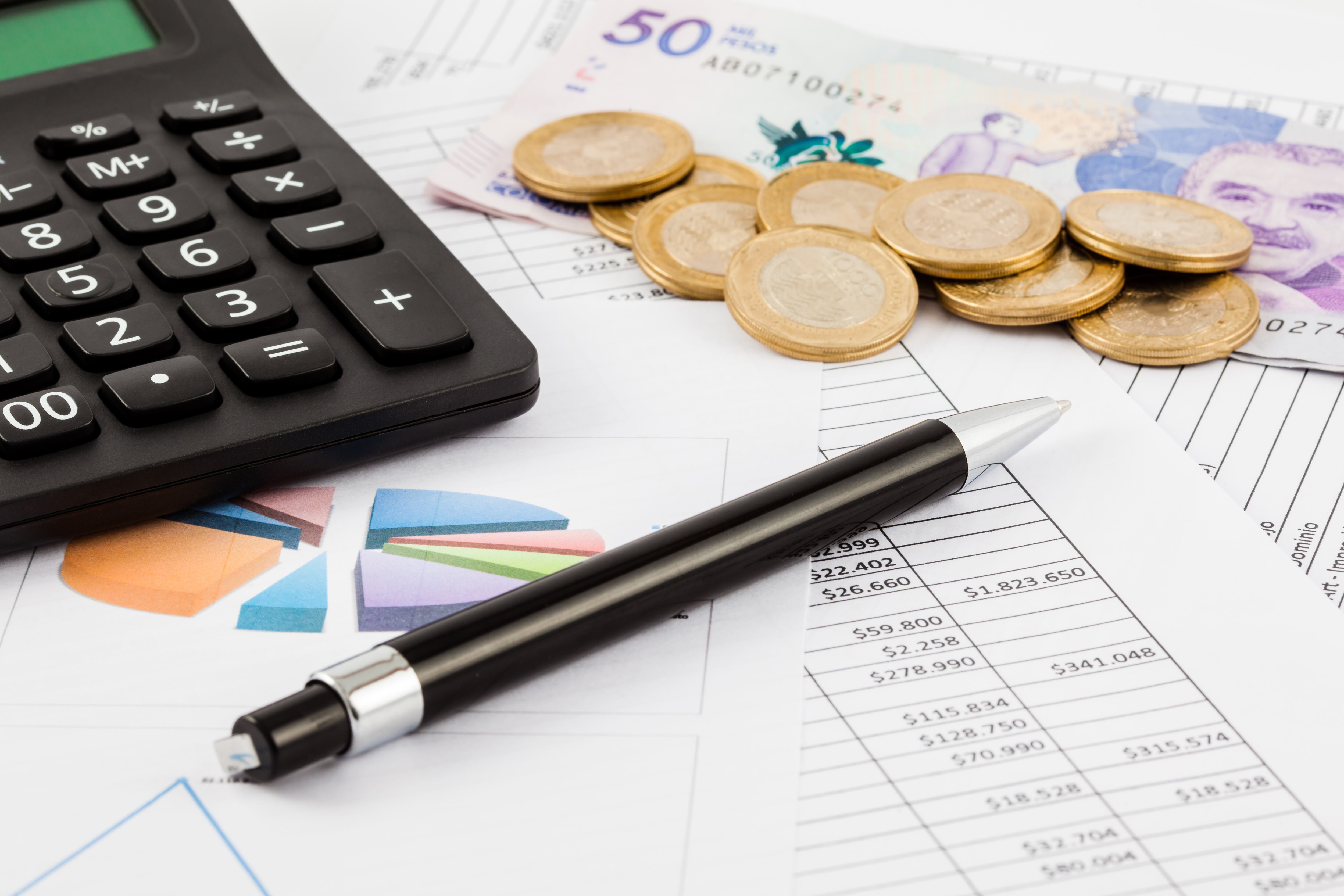 Dinero y calculadora (Foto vía Getty Images)