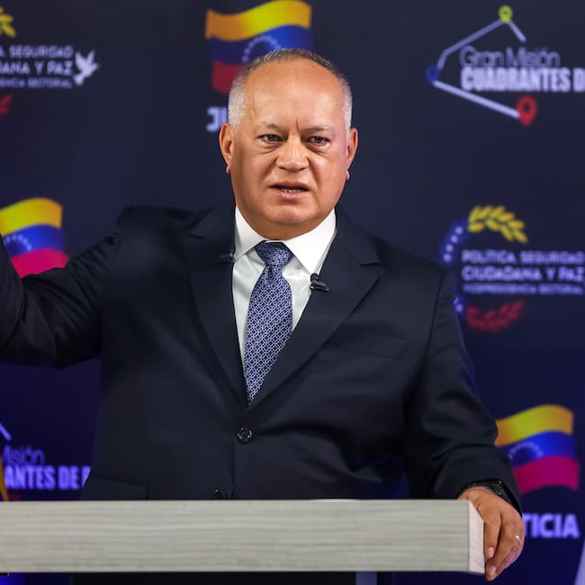 AME327. CARACAS (VENEZUELA), 17/09/2025.- El ministro de Interior, Justicia y Paz, Diosdado Cabello, muestra la Constitución de la República Bolivariana de Venezuela durante una rueda de prensa este miércoles, en Caracas (Venezuela). Cabello acusó a la Administración para el Control de Drogas (DEA) de Estados Unidos de dirigir una operación de "falso positivo", tras la incautación de 3.692 kilos de cocaína que eran transportados en una lancha proveniente presuntamente de Colombia. EFE/ Miguel Gutierrez