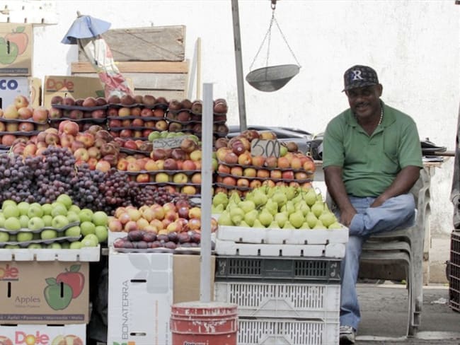 Diferentes vendedores ambulantes de Colombia rechazan multas por ventas en la calle . Foto: Colprensa